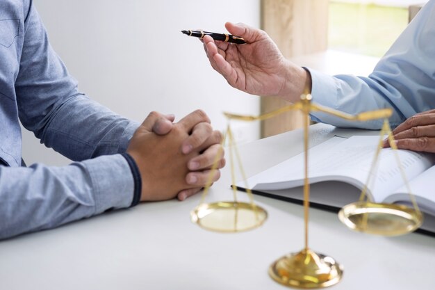 وکیل مقدم وکیل حقوقی در مشهد وکیل آباد
